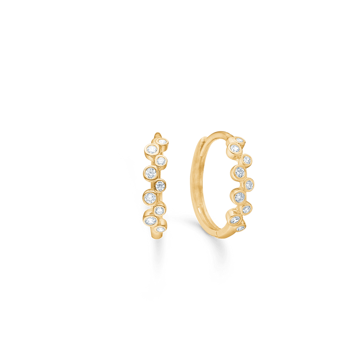 Mads Z Lucy ring i 8 karat guld med 9 zirkonia, elegant design med runde klare sten. Model 3317035-1