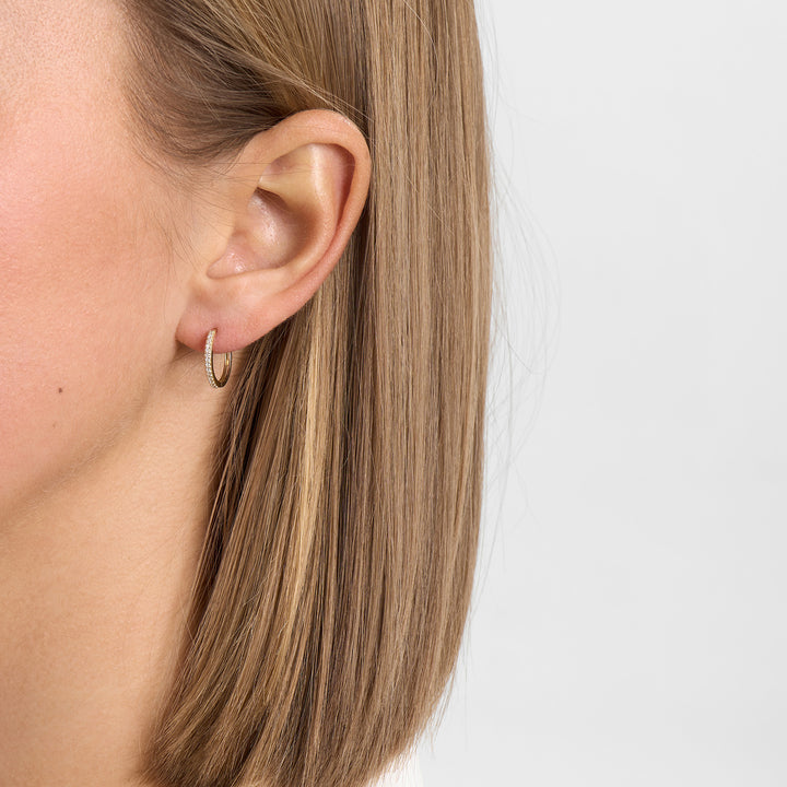 Mads Z Lumina 14kt guld creoler m. diamanter 14mm bæres diskret i øret, Model 1511085-2.