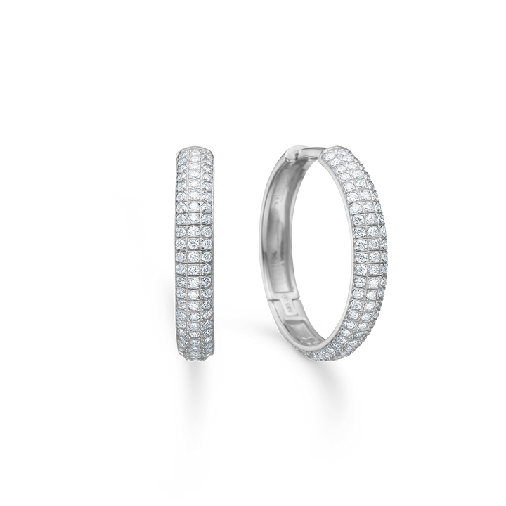 Mads Z Lunette 18mm sølv creoler m. topas viser et par elegante sølv creoler pyntet med klare topaser. Model 2116136-1