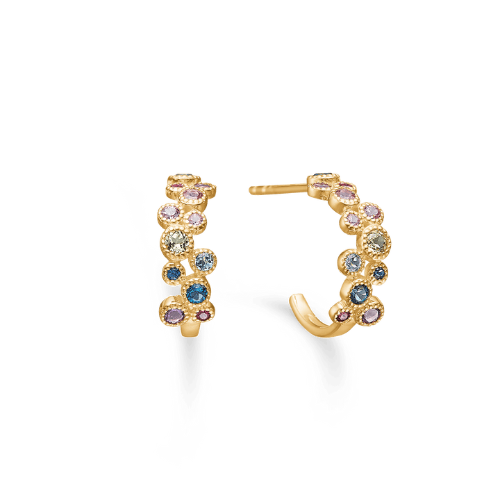 Mads Z Luxury Rainbow Petite Creol 14kt guld viser elegante guldbøjleøreringe med farvede sten. Model 1514067.