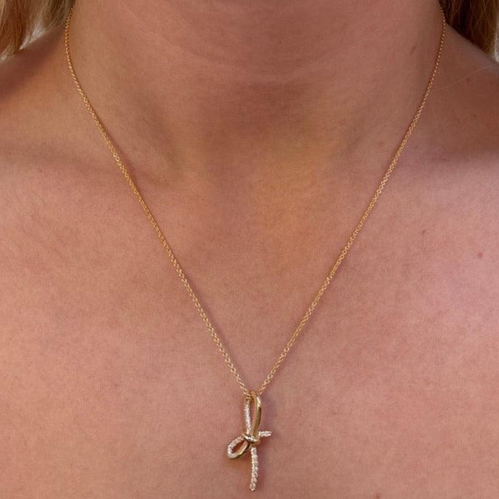 Mads Z Miss Butterfly guld sløjfe vedhæng med diamanter båret om halsen. Model 1531003-2