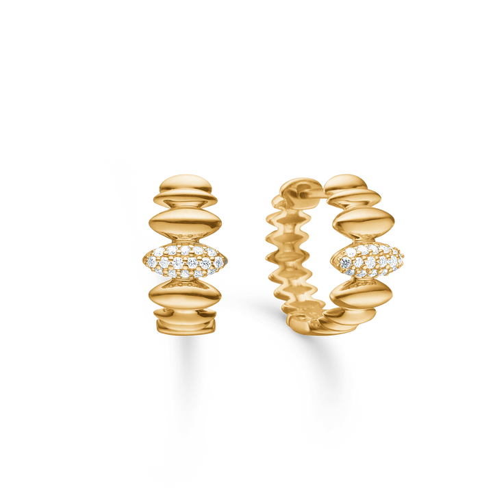 Mads Z Orielle 14kt creol 0.10ct w si viser et sæt gyldne øreringe med runde detaljer og små klare sten. Model 1511020-1