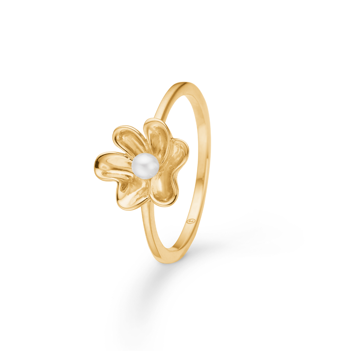 Mads Z Pearlily 14kt guld ring m. perle viser en elegant guldring med blomsterdesign og central hvid perle. Model 1543039-001-1