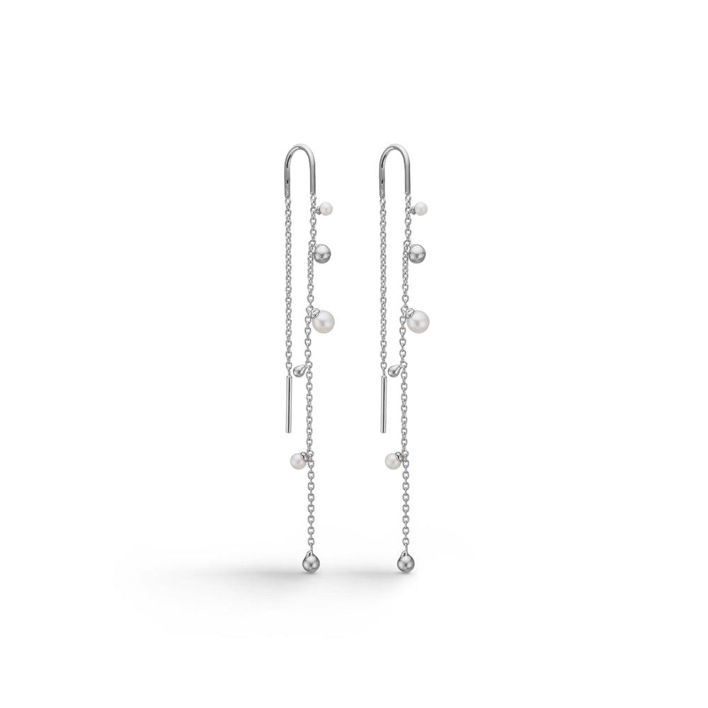 Mads Z Sølv Bubbles n Pearls ørehænger vist som par i sølv med små hvide perler og kugler. Model 2103166-1.