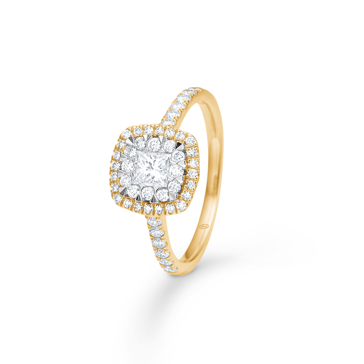 Mads Z Stellaire 14kt Cushion Ring 0.65ct W SI viser en elegant guldring med firkantet diamant og pavé-detaljer. Model1541045-001