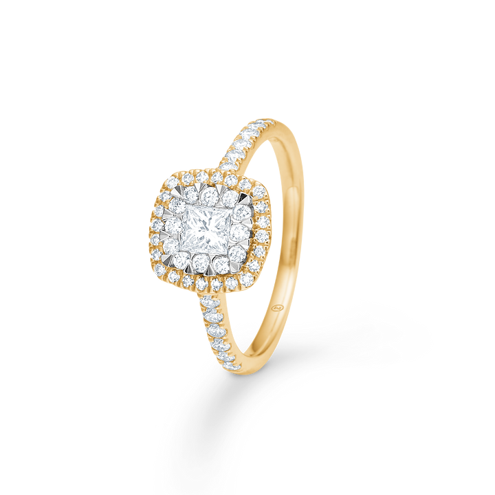 Mads Z Stellaire 14kt Cushion Ring 0.65ct W SI viser en elegant guldring med firkantet diamant og pavé-detaljer. Model1541045-001