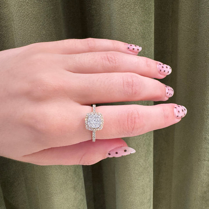 Mads Z Stellaire 14kt Cushion Ring 0.65ct W/SI fremhævet på hånd, diamant ring i hvidguld. Model 1541045-001