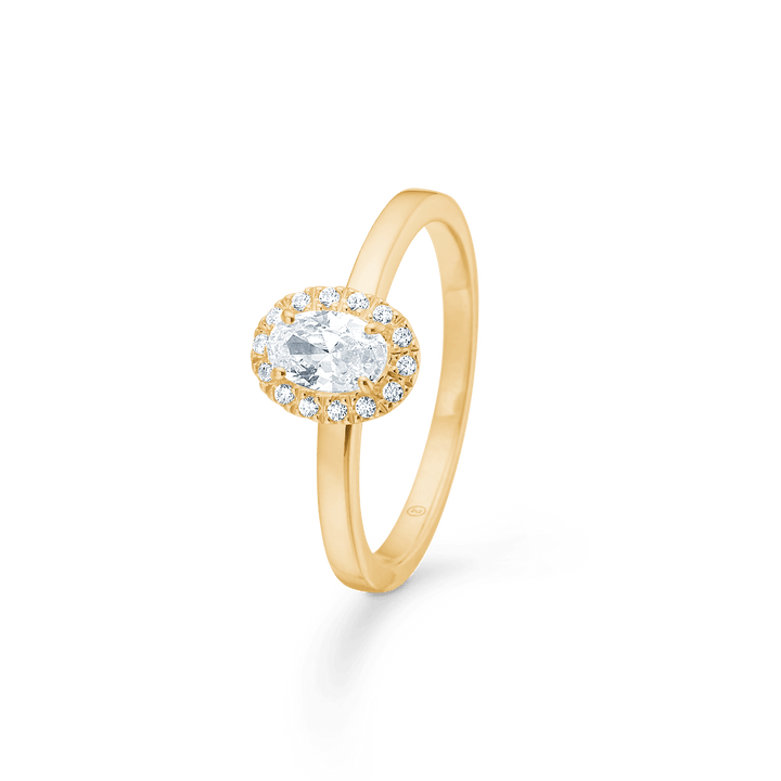 Mads Z Stellar 8kt guld ring med zirkonia, oval top og klare sten på slank guldbånd. Model 3347001-001.