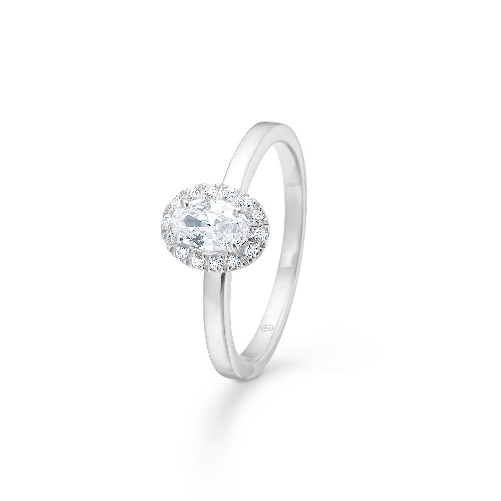 Mads Z Stellar Ring i sølv med zirkonia, klassisk ring med oval centrum og halo. Model 3147001-001.