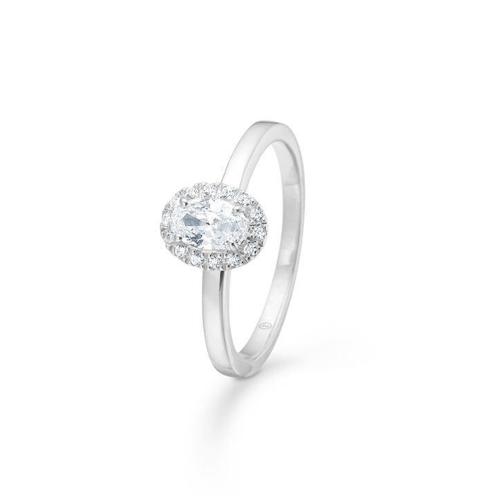 Mads Z Stellar Ring i sølv med zirkonia, klassisk ring med oval centrum og halo. Model 3147001-001.