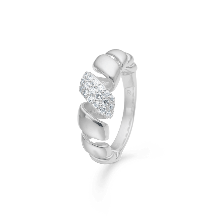 Mads Z Swirl sølv ring med hvid topas, elegant bølget design og blank overflade. Model 2146159-001-1