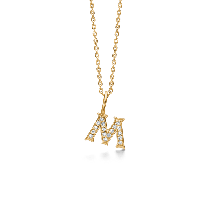 Mads Z Tender Love bogstavs 14kt guld vedhæng med diamanter, bogstav M på kæde. Model 1531100-013-14.