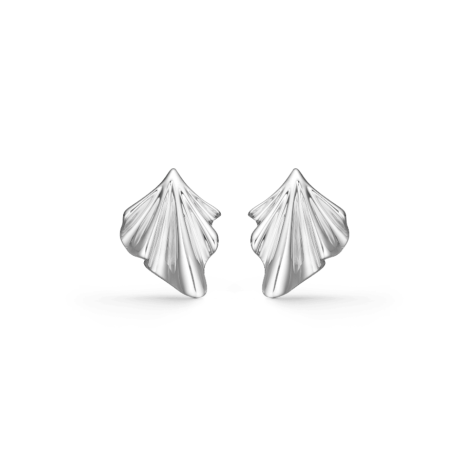 Mads Z Velvet sølv ørestikker med blank og foldet overflade i elegant bladmønster. Model 2110188-1