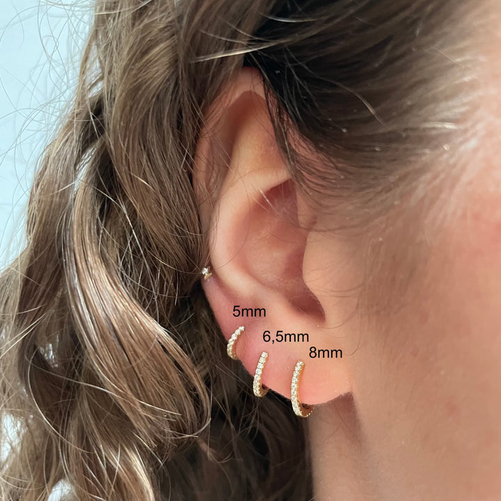 Maria Tash 6.5mm Diamond Eternity Ring 18kt vises i øret, elegant guldring med funklende diamanter. Model XET65D-2