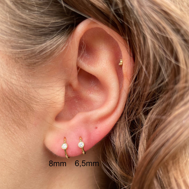 Maria Tash 8mm Scalloped Diamond Hoop Clicker vises i øre, guldfarvet og med brillantdetalje. Model xrscd-yg-d8-2.