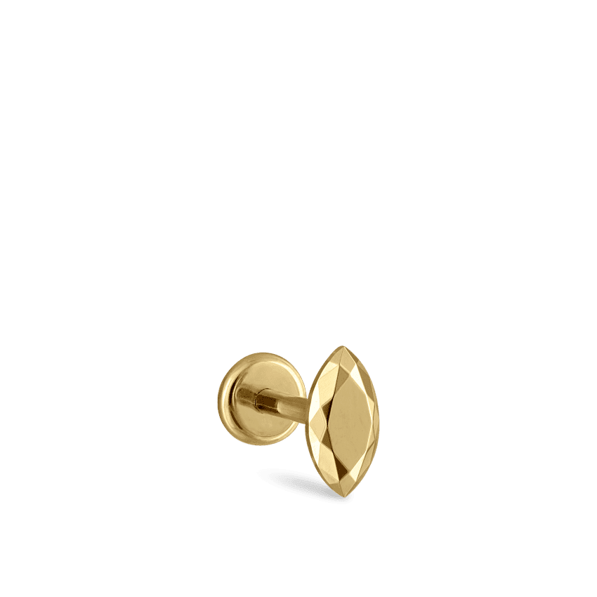 Maria Tash Faceted Gold Marquise Threaded Stud Earring viser en guldfarvet facetslebet ørestik på neutral baggrund. Model xmqfc-yg-w55-001-1