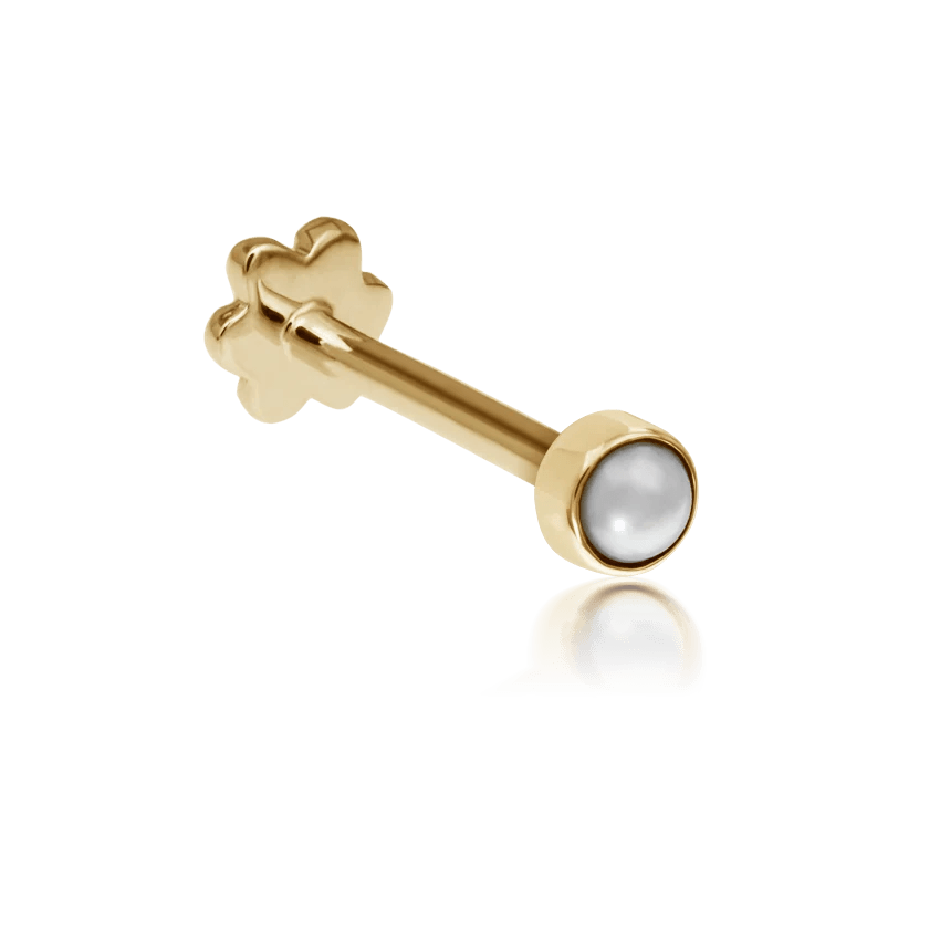 Maria Tash Natural Pearl Threaded Stud Earring 14kt vist i blankt guld med rund hvid perle. Model xpe-yg-w2-001-1