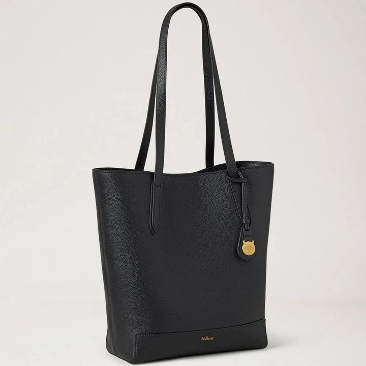 Mulberry A4 North South Shopper Small Classic Grain Black viser en elegant taske i sort, præget læder med lange hanke. Model HH9846205A100