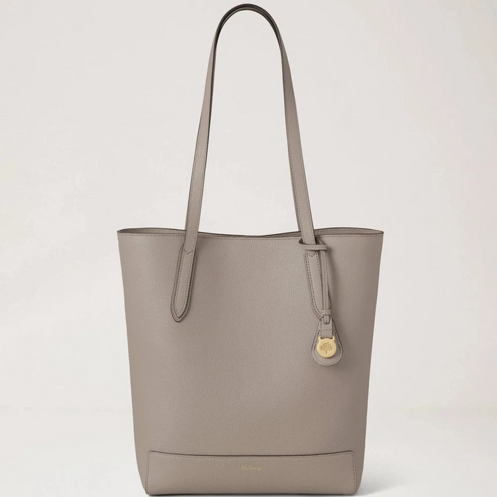 Mulberry A4 North South Shopper Small Classic Grain Cashmere Taupe i grå-beige læder med lange hanke og diskret gyldent emblem. Model hh9846205f924
