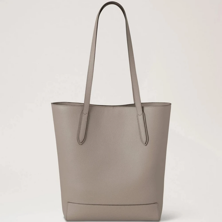 Mulberry A4 North South Shopper Small Classic Grain Cashmere Taupe viser en elegant shopper i taupefarvet læder. Model HH9846205F924