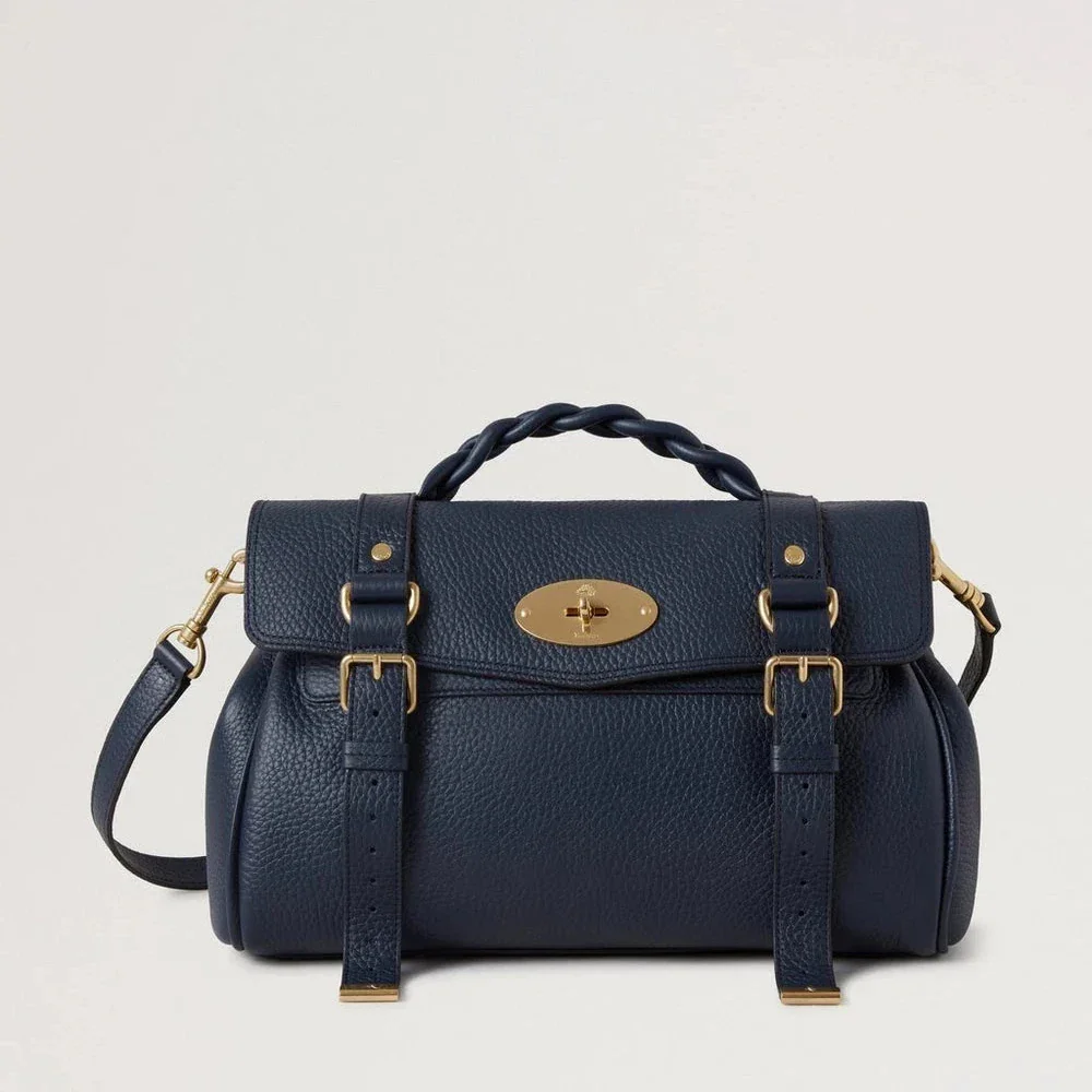 Mulberry Alexa Heavy Grain Night Sky fremviser en navy blå lædertaske med gulddetaljer, model HH6746/736U888