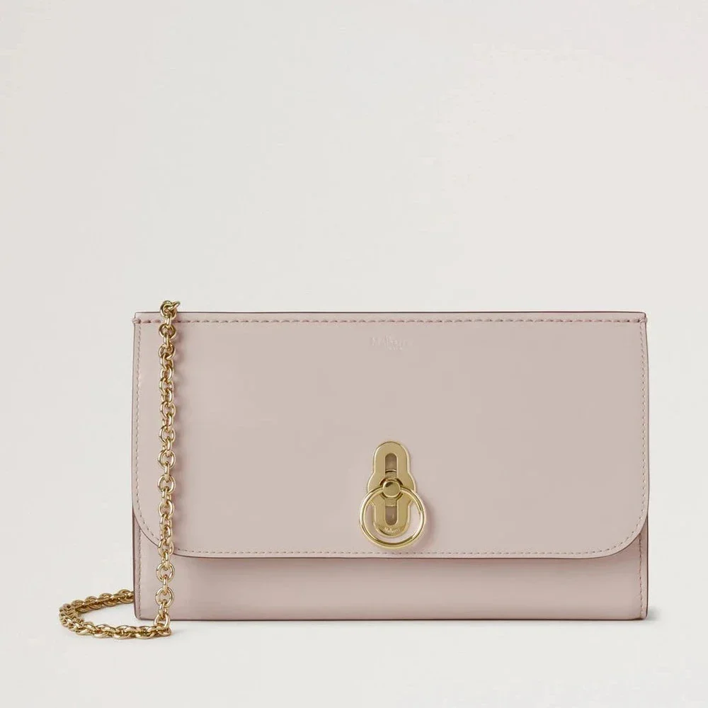 Mulberry Amberley Clutch Blossom Pink Soft Patent giver et elegant look med blank rosa læder og gyldenkæde. Model RL8800710J002