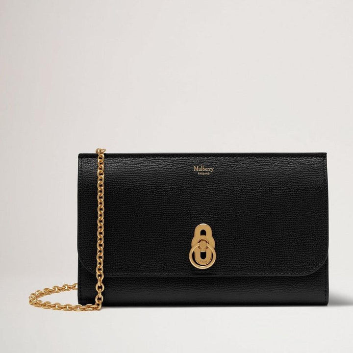 Mulberry Amberley Clutch Small Classic Grain Black ses som en elegant sort læder clutch med guldkæde og signaturlås. Model RL6090205A100.