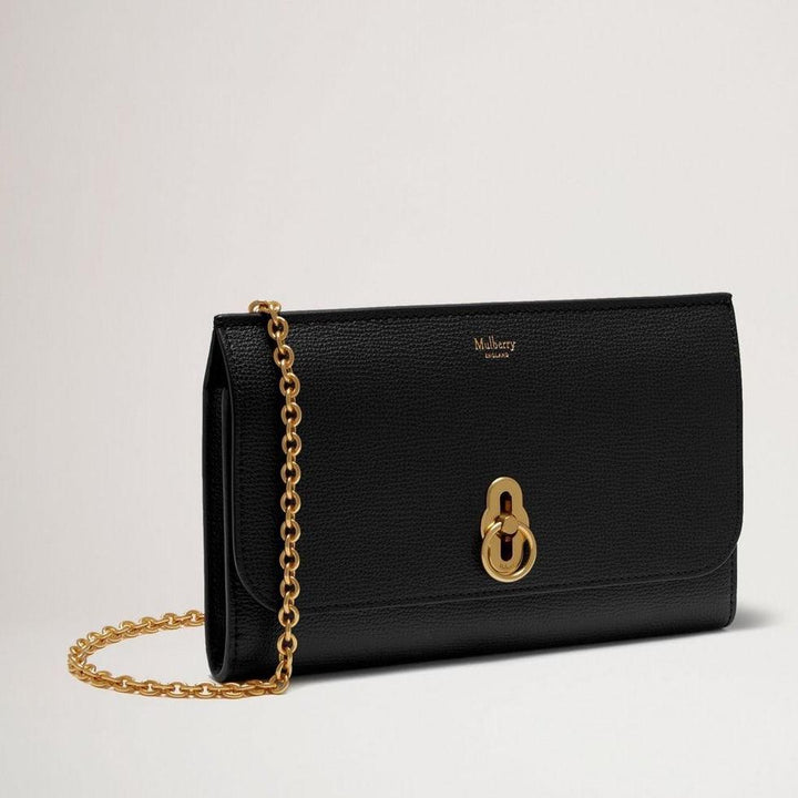 Mulberry Amberley Clutch Small Classic Grain Black viser en elegant sort clutch i præget læder med guldkæde og lås, Model rl6090205a100.
