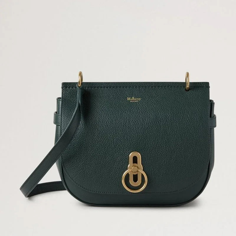 Mulberry Amberley Satchel Small Classic Grain Mulberry Green viser en lille grøn skuldertaske i læder med gyldent låsespænde. Model hh9799205q633