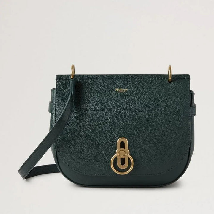 Mulberry Amberley Satchel Small Classic Grain Mulberry Green viser en lille grøn skuldertaske i læder med gyldent låsespænde. Model hh9799205q633