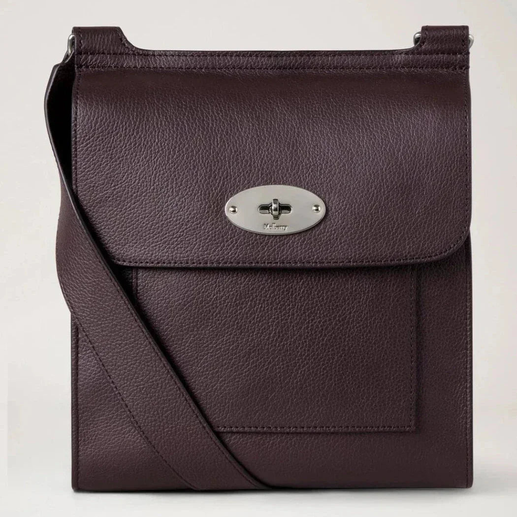 Mulberry Antony Small Classic Grain Ebony skuldertaske i mørkebrunt læder, frontvisning. Model HH9364/205A110