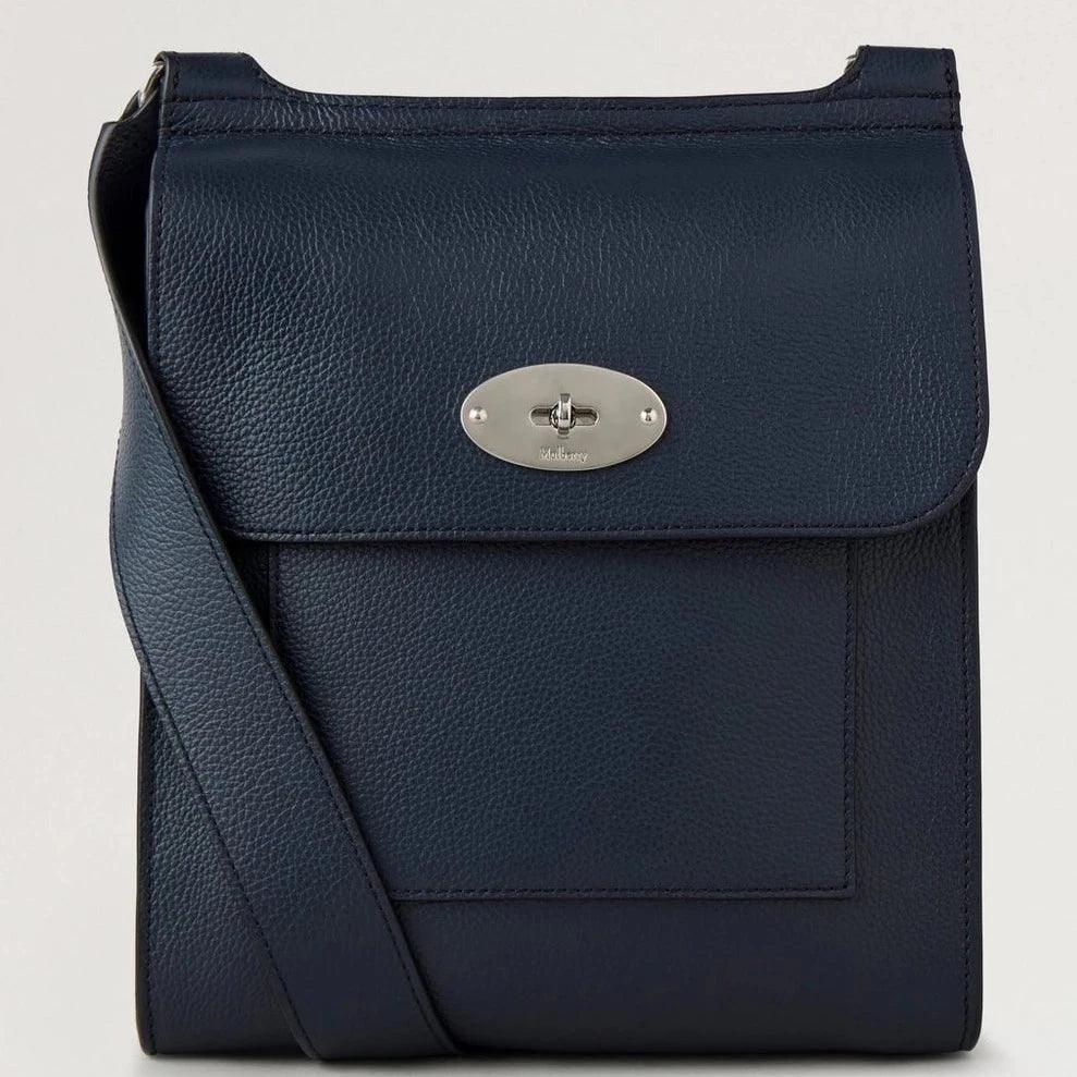 Mulberry Antony Small Classic Grain Night Sky viser mørkeblå lædertaske med flap og sølvspænde. Model HH9364205U888