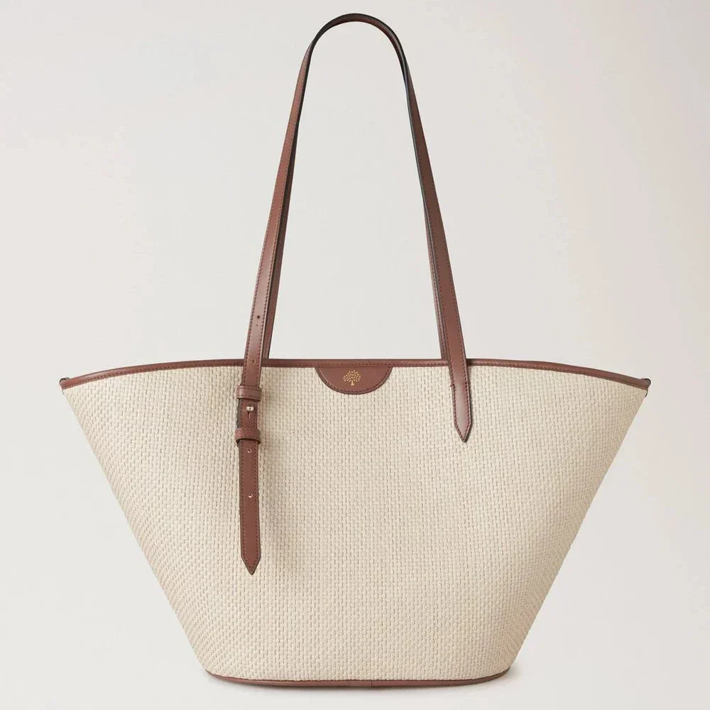 Mulberry Basket Tote Palma Leaf Oak viser stor flet-taske med brune læderhanke og cremefarvet krop. Model HH9796000G110.