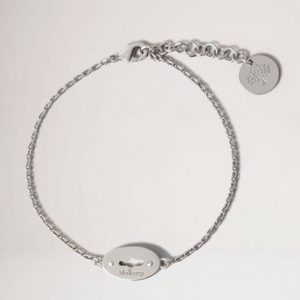 Mulberry Bayswater Bracelet Sterling Silver viser et elegant, sølvfarvet armbånd med logo vedhæng. Model qb2397000d130-001-1