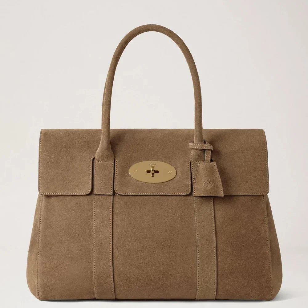 Mulberry Bayswater Salcombe Sand Suede viser en sandfarvet håndtaske i ruskind med guldspænde. Model HH9882047P705