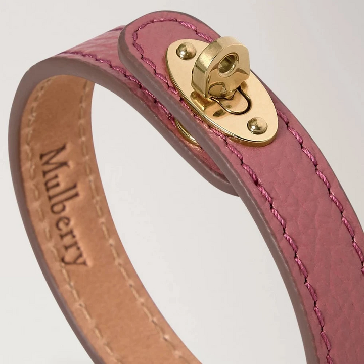 Mulberry Bayswater Thin Bracelet Pink Scrumpy i pink læder med gyldent metalspænde, detalje. Model qb2390205j647-001.