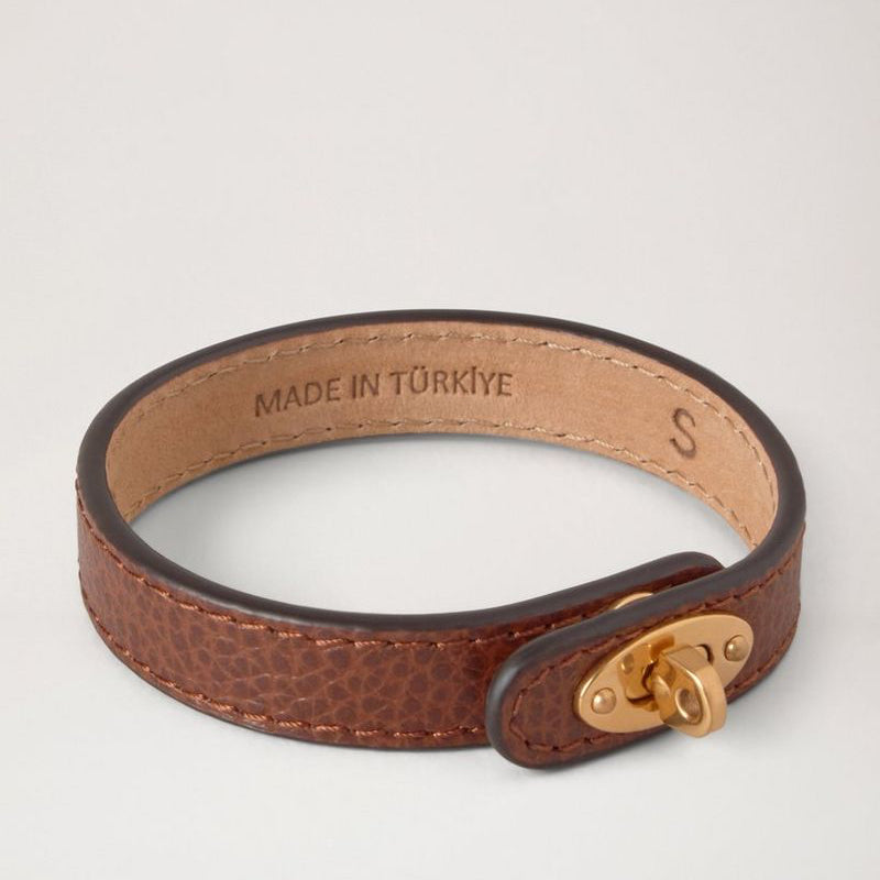 Mulberry Bayswater Thin Leather Bracelet Oak set i nærbillede, læderarmbånd i brun med guldspænde. Model QB2390205G110