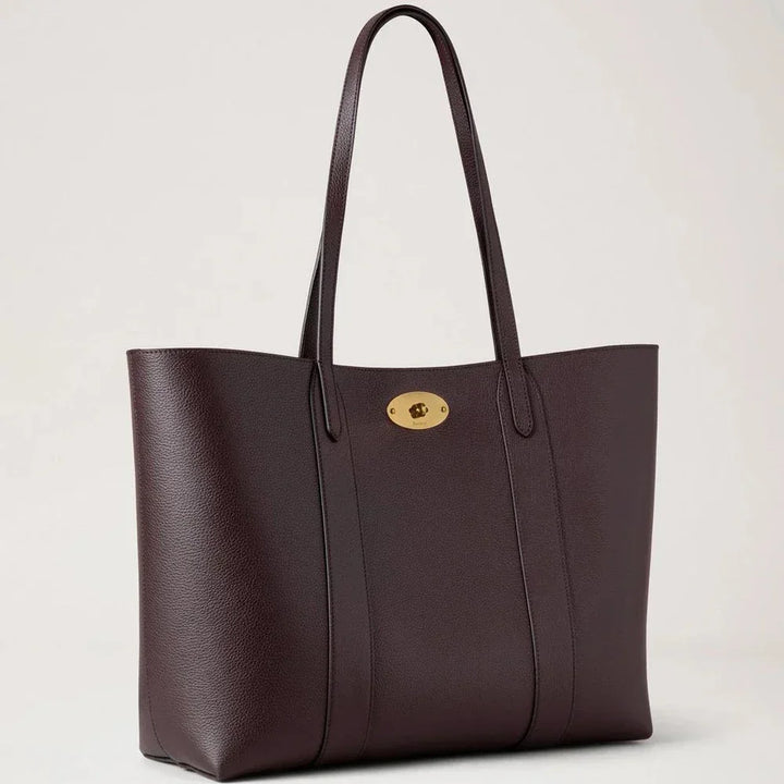 Mulberry Bayswater Tote Ebony Small Classic Grain viser en mørkebrun lædertaske med guldfarvet lås. Model HH5727205A110