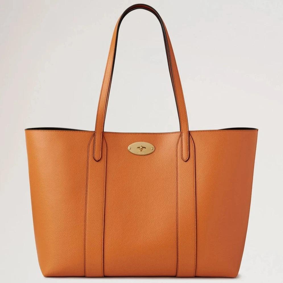 Mulberry Bayswater Tote Small Classic Grain Sunset viser en rummelig, orange lædertaske med gulddetaljer. Model hh7436205n691