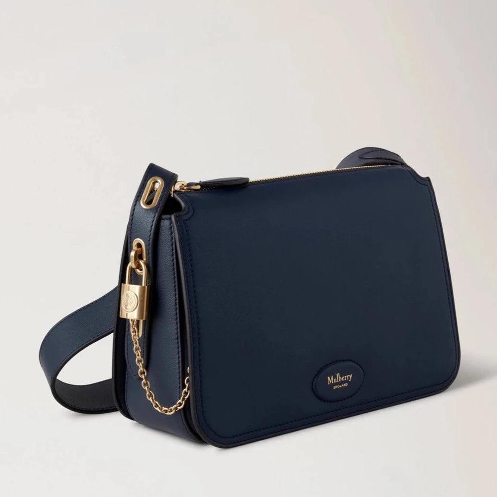 Mulberry Billie Night Sky Micro Classic Grain med gulddetaljer og lynlås i mørkeblåt læder. Model HH9260587U888