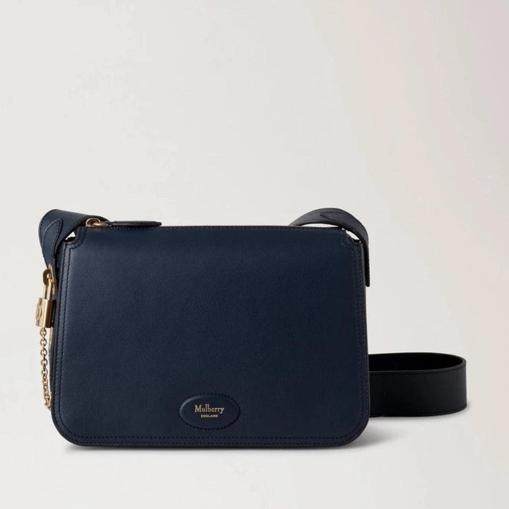 Mulberry Billie Night Sky Micro Classic Grain skuldertaske i mørkeblå læder med gulddetaljer, Model HH9260587U888.