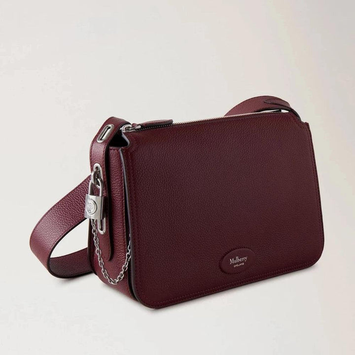 Mulberry Billie Small Classic Grain Black Cherry skuldertaske i mørkerødt læder med sølvdetaljer. Model hh8301205k560.