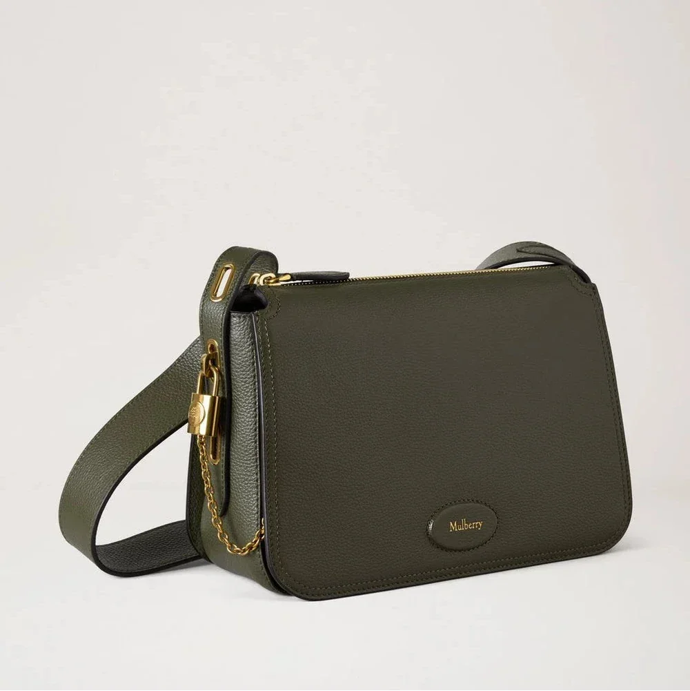 Mulberry Billie Small Classic Grain Juniper Green skuldertaske i læder med gyldne detaljer. Model HH8301/205Q749