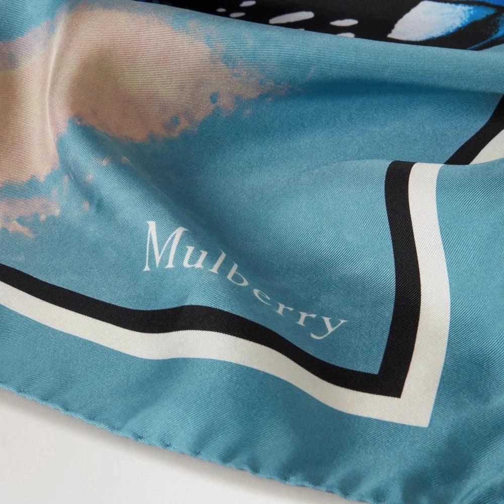 Mulberry Butterfly Wings Square Scarf i kingfisher blå, detalje af silkeblød kant, Model VS4832090T625