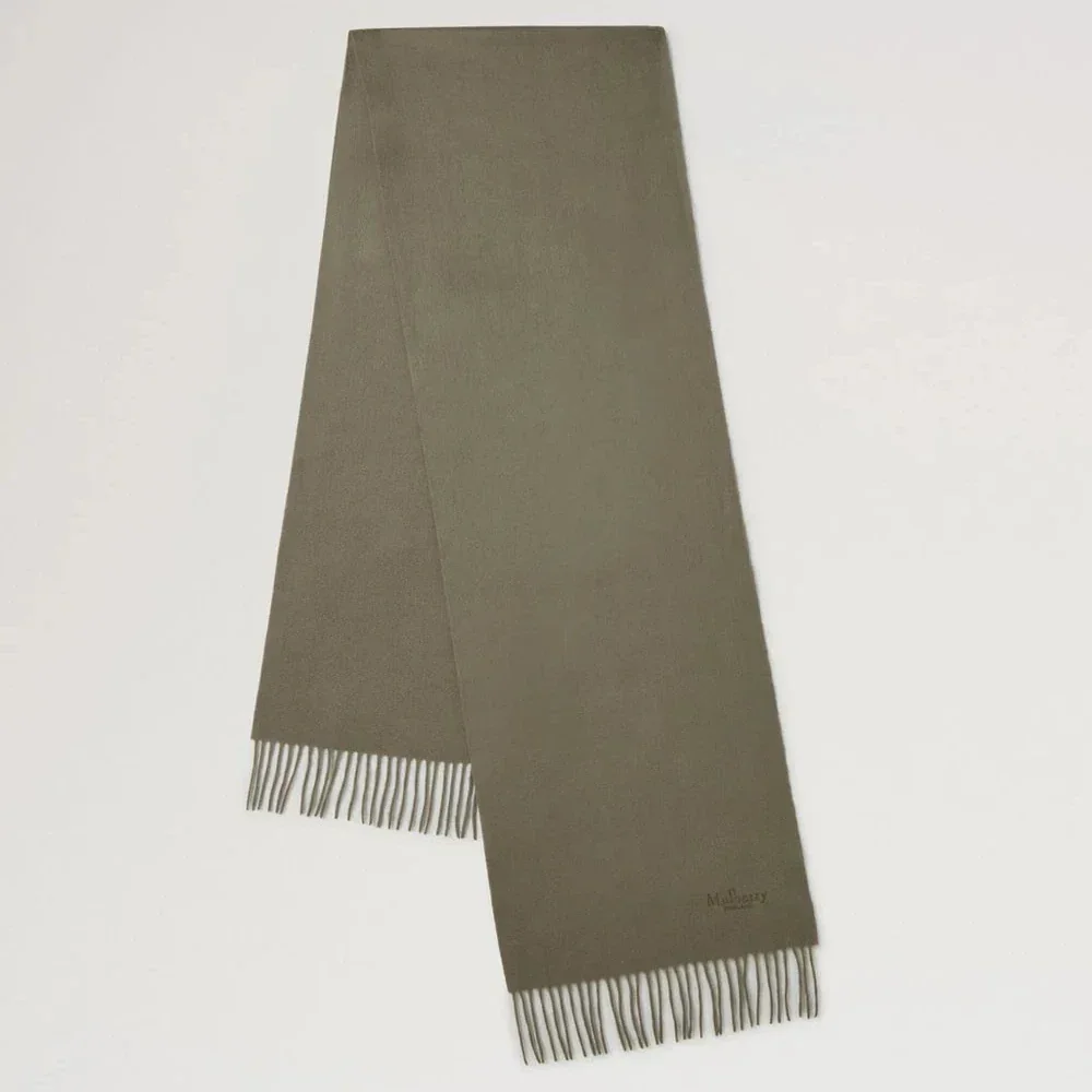 Mulberry Cashmere Scarf Olive viser et olivengrønt tørklæde i cashmere med frynser. Model vs4460071q140.