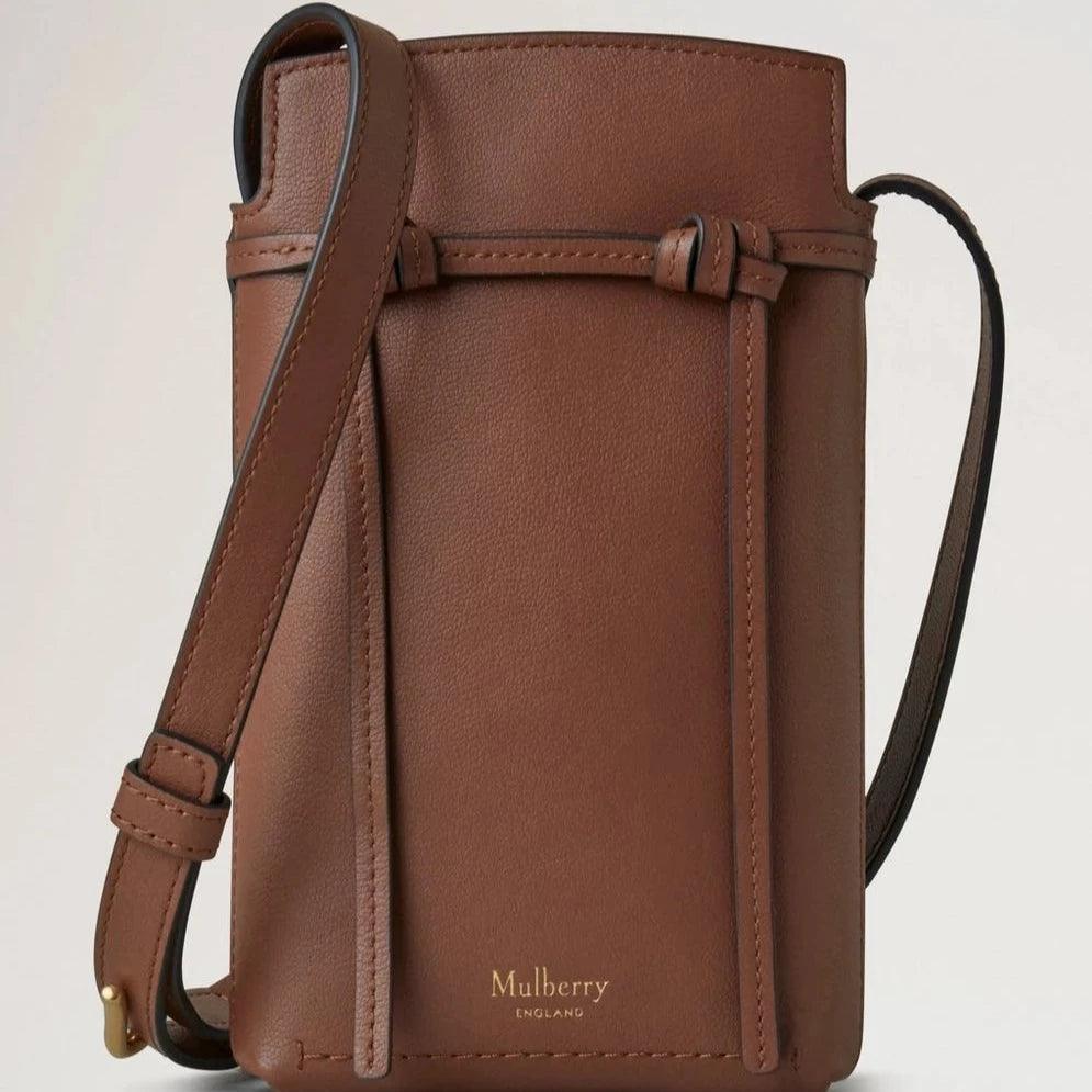 Mulberry Clovelly Phone Pouch Micro Classic Grain Oak viser en kompakt, brun lædertelefonpouch med justerbar rem. Model RL8557587G222.