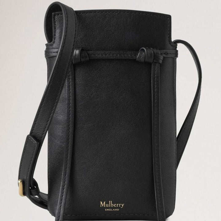 Mulberry Clovelly Phone Pouch Refined Flat Calf Black viser en slank sort læder crossbody med guldtekst, Model RL8072635A100.