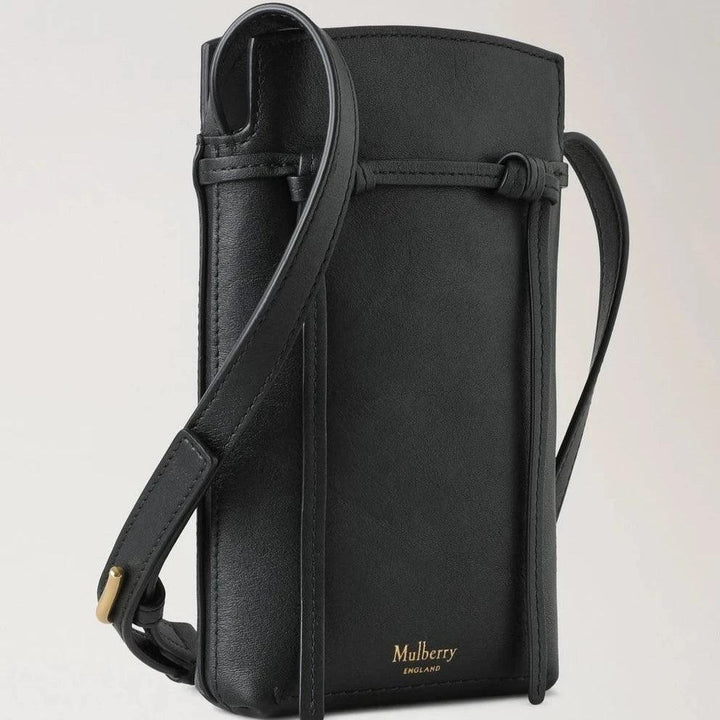 Mulberry Clovelly Phone Pouch Refined Flat Calf Black viser en elegant sort telefonpung i glat læder med justerbar rem. Model RL8072635A100.