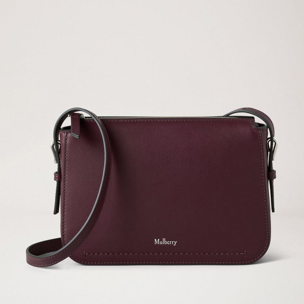 Mulberry Clovelly Pouch Black Cherry Micro Classic Grain viser en elegant mørkebrun lædertaske med justerbar rem. Model RL8729587K560.