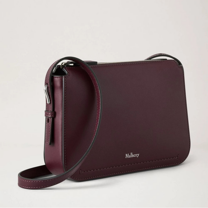 Mulberry Clovelly Pouch Black Cherry Micro Classic Grain viser en elegant mørkerød lædertaske med justerbar rem. Model RL8729587K560.